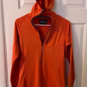 W’s Patagonia R1 Pullover Hoody (Size: Small, Color: Salmon)